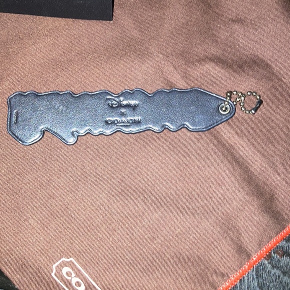 Disneys Coach Grumpy keychain - Picture 2 of 3